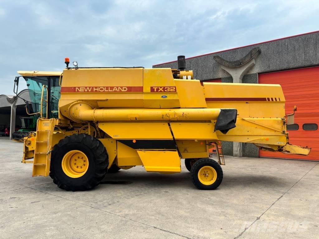 New Holland TX 32 Combine de secerat