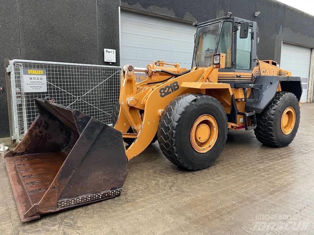 CASE 821B Incarcator pe pneuri