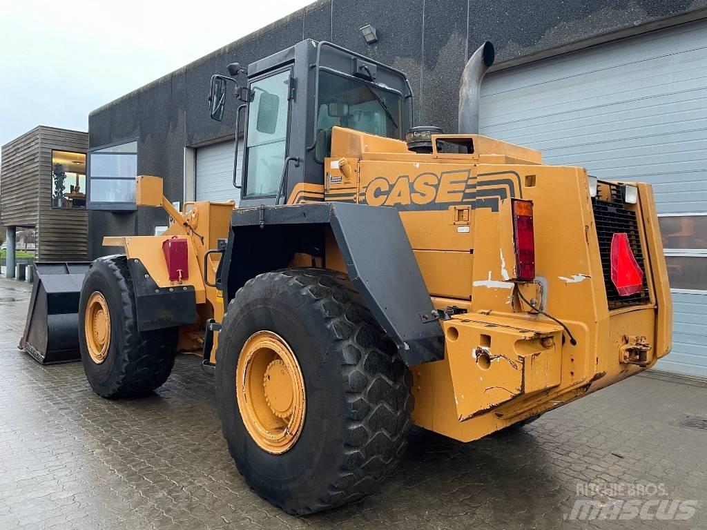 CASE 821B Incarcator pe pneuri