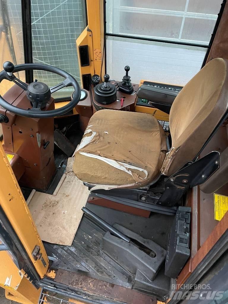 CASE 821B Incarcator pe pneuri