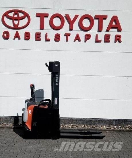 Toyota SPE140L Transpaleti autopropulsanti
