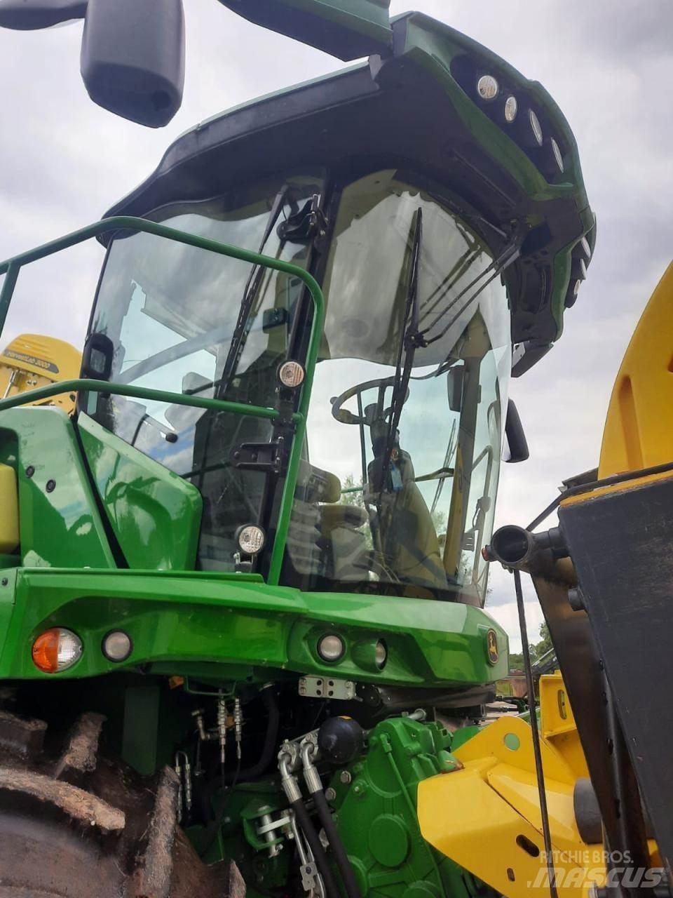 John Deere 8200 i Forajere cu autopropulsare