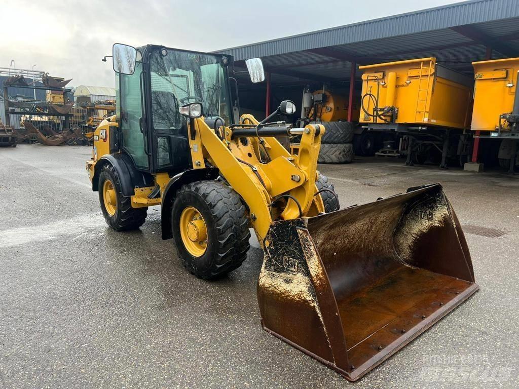 CAT 906M Incarcator pe pneuri