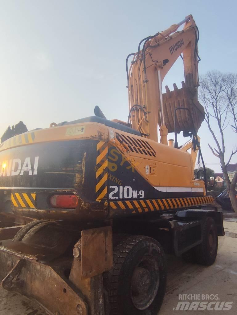 Hyundai 210W-9 Excavatoare cu roti