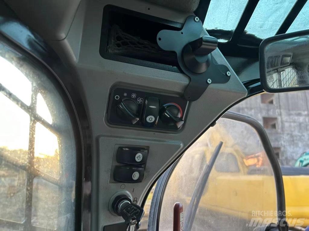 CAT 246 D Mini incarcator