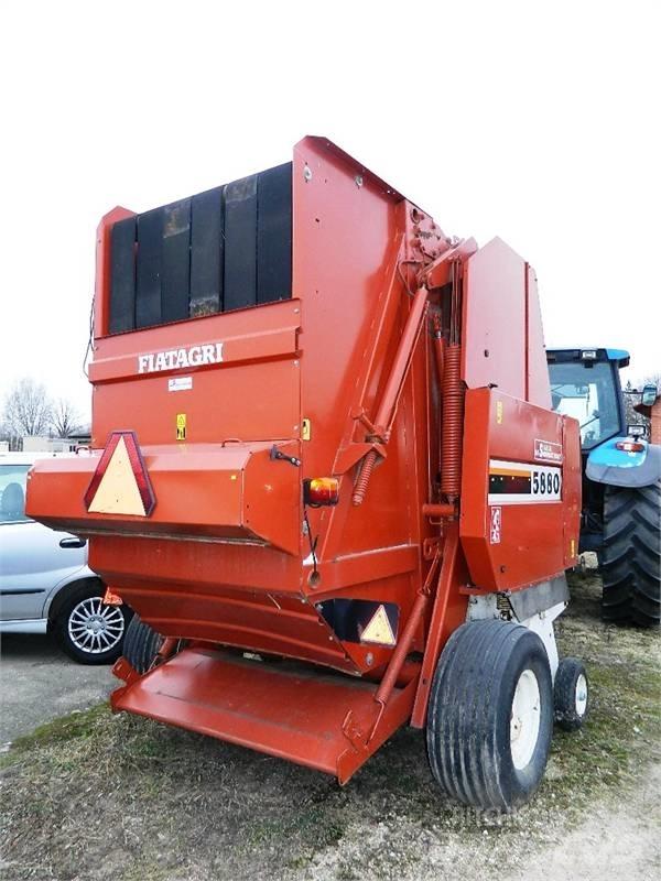 New Holland 5880 Masina de balotat cilindric