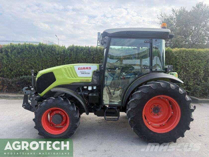 CLAAS NEXOS 220F Tractoare