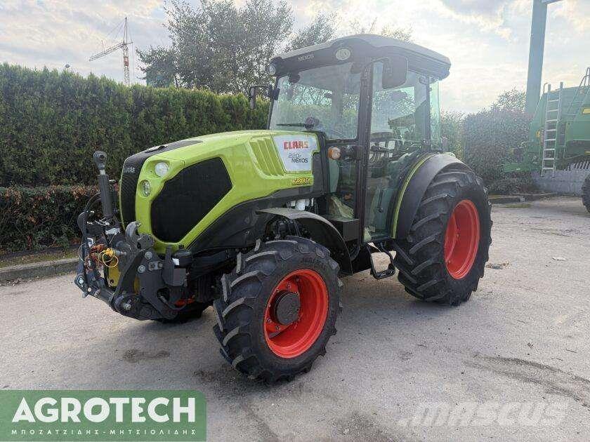 CLAAS NEXOS 220F Tractoare