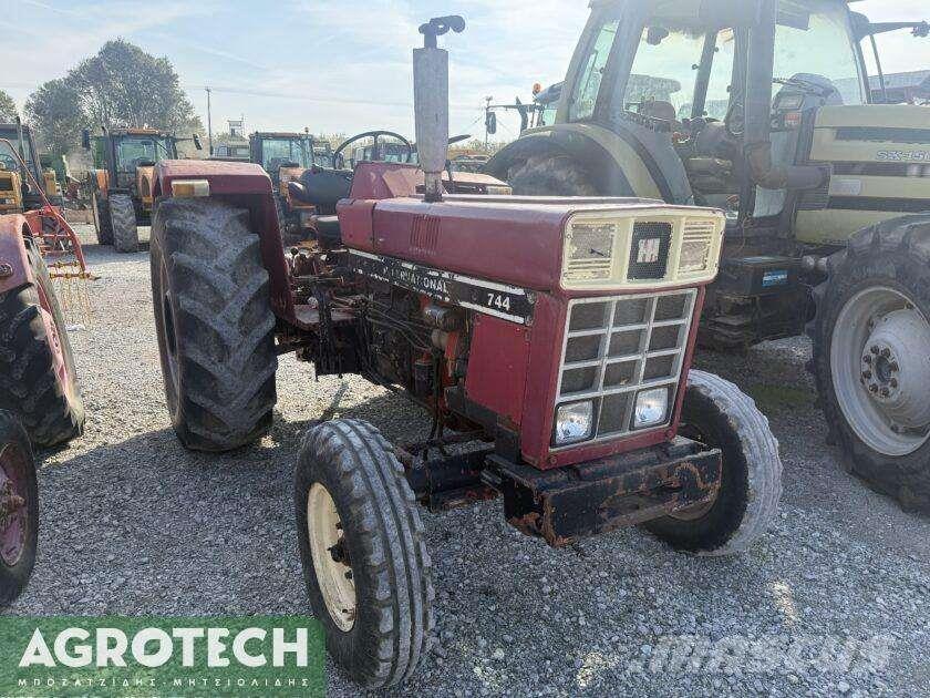 International 724 Tractoare