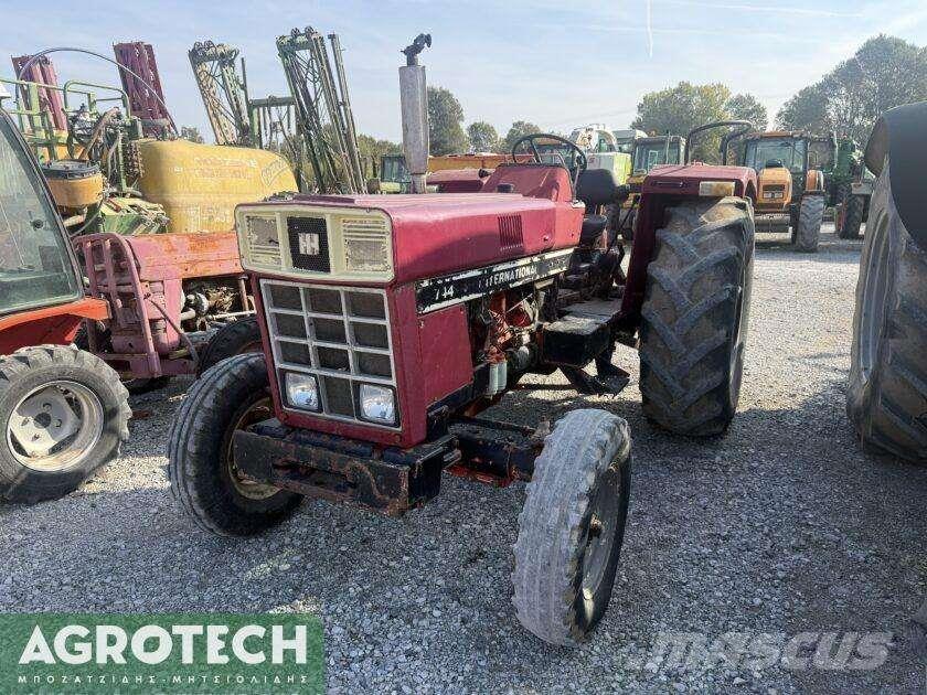 International 724 Tractoare