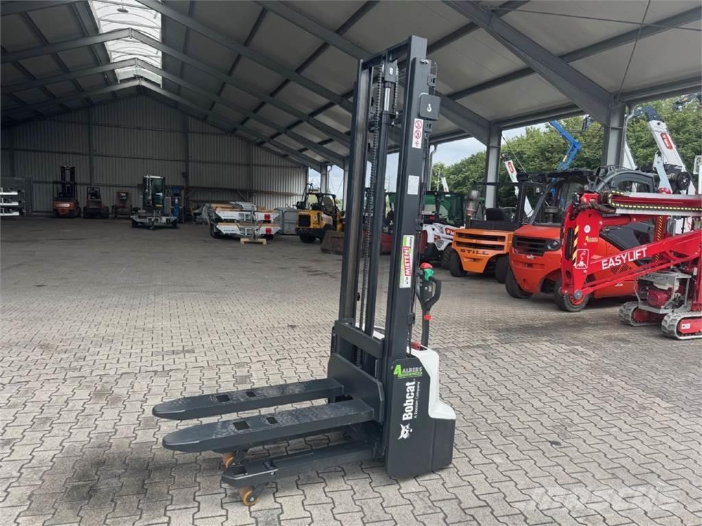 Bobcat LSM12N-7 i Transpaleta manuala