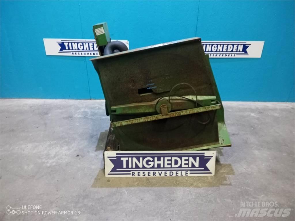 John Deere 1075 Cabine si interior