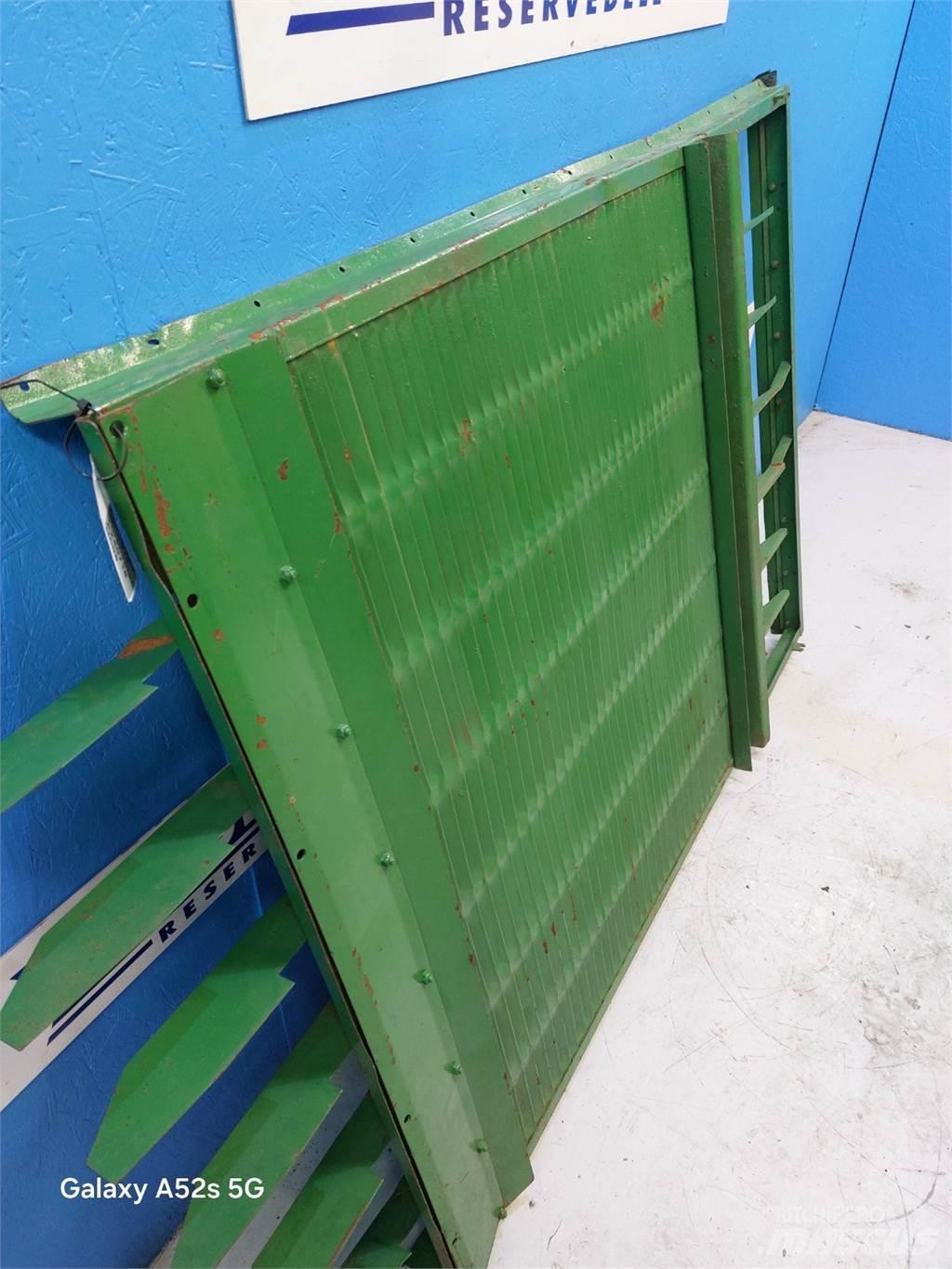 John Deere 1075 Dispersare nisip si sare