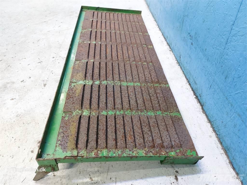 John Deere 1075 Dispersare nisip si sare