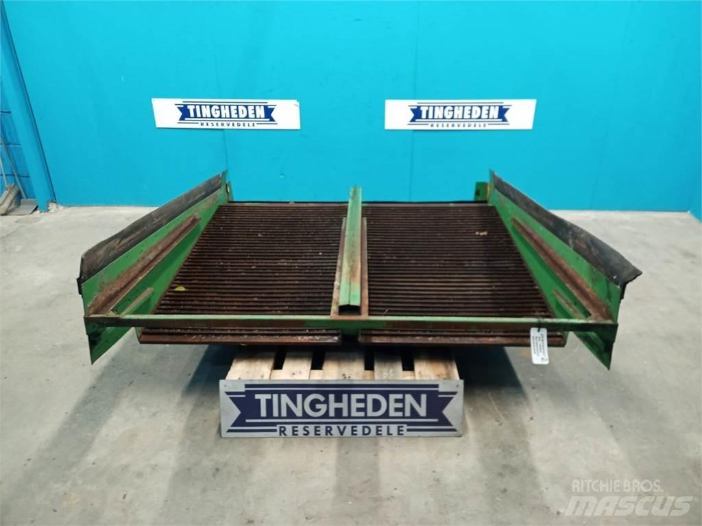 John Deere 1085 Dispersare nisip si sare