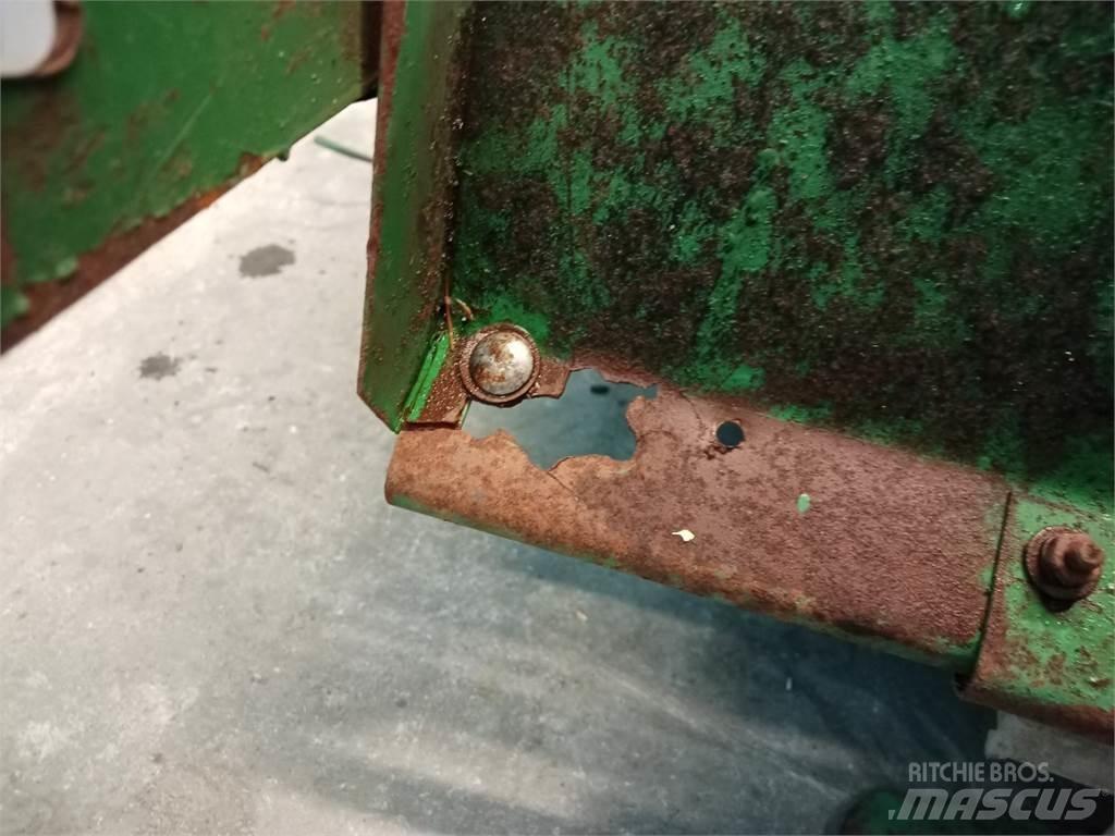 John Deere 1085 Dispersare nisip si sare
