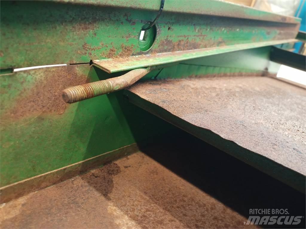 John Deere 2054 Dispersare nisip si sare