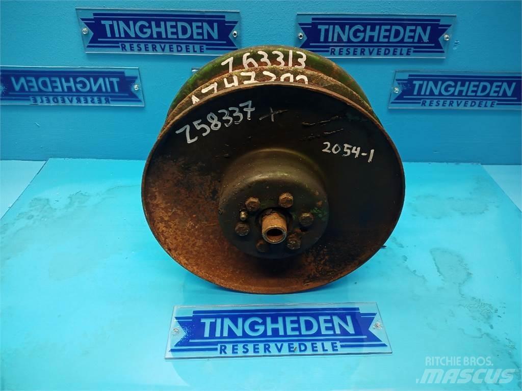 John Deere 2054 Dispersare nisip si sare