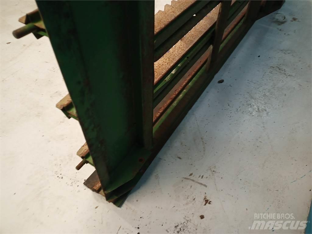 John Deere 2054 Dispersare nisip si sare