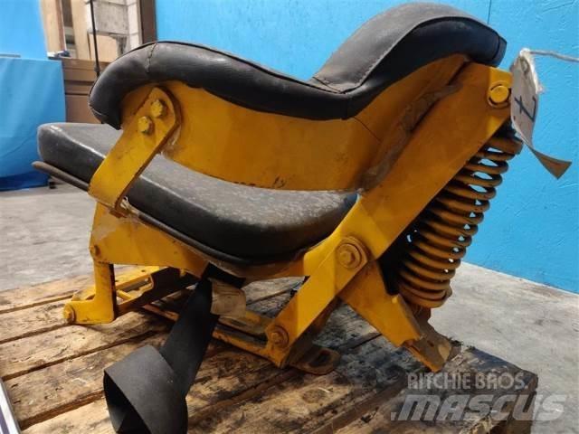 John Deere 310 Cabine si interior