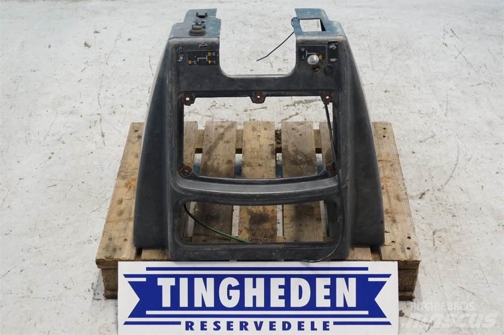 John Deere 3140 Cabine si interior