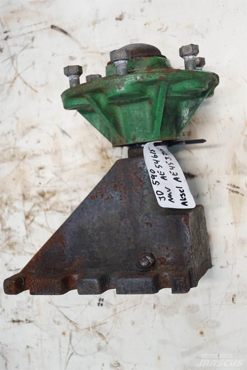 John Deere 590 Axe