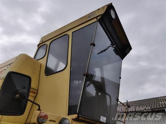 New Holland 1550 Cabine si interior