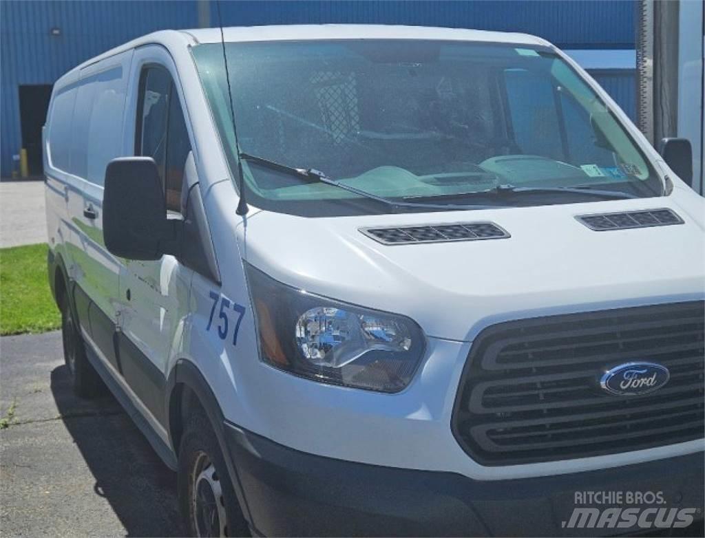 Ford Transit 150 Utilitara