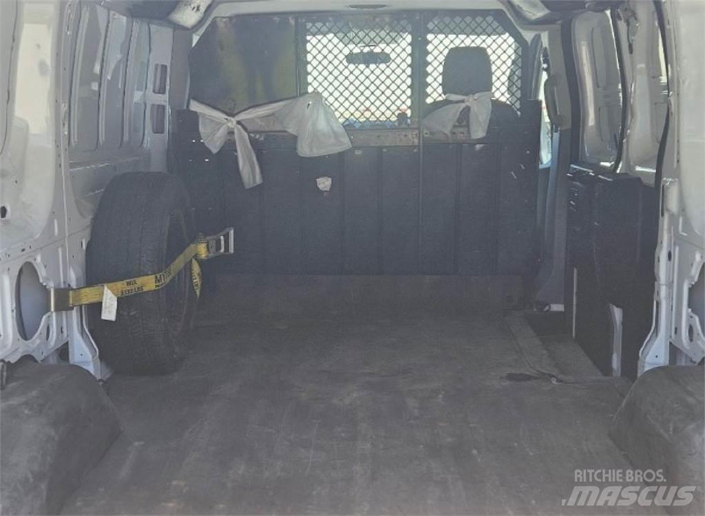 Ford Transit 150 Utilitara