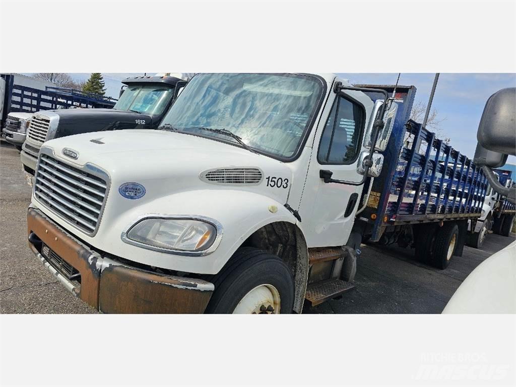 Freightliner M2 106 Camioane platforma/prelata