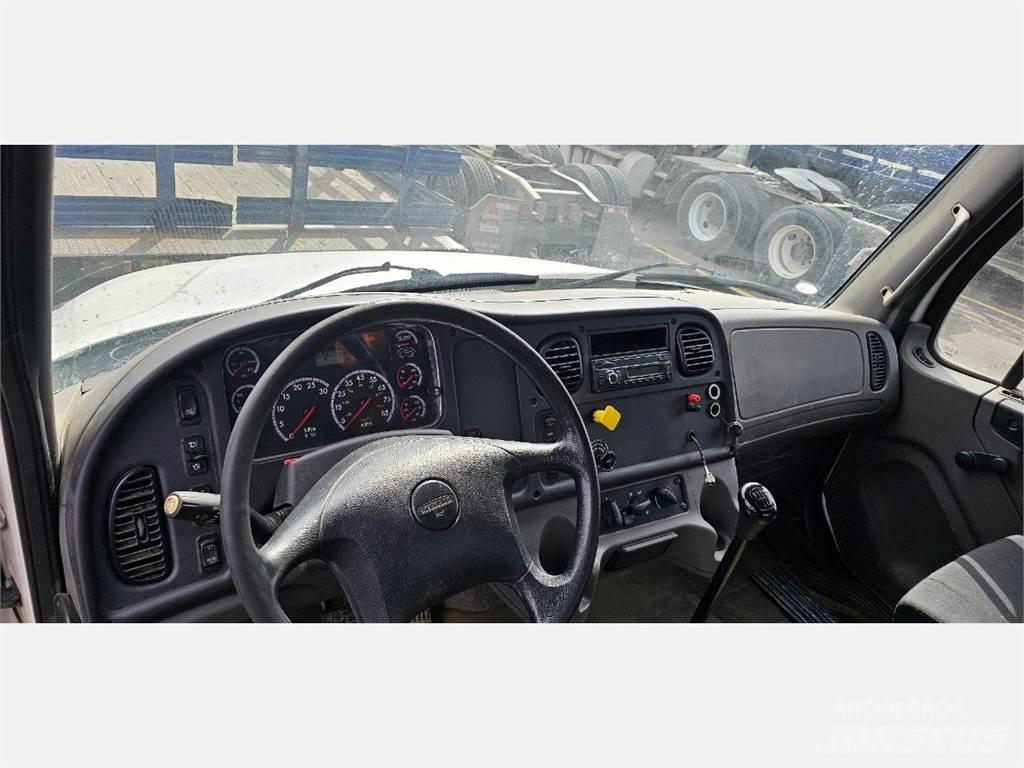 Freightliner M2 106 Camioane platforma/prelata