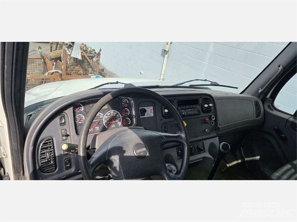 Freightliner M2 106 Camioane platforma/prelata