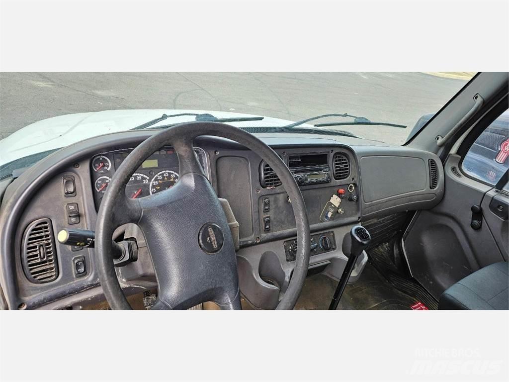 Freightliner M2 106 Camioane platforma/prelata