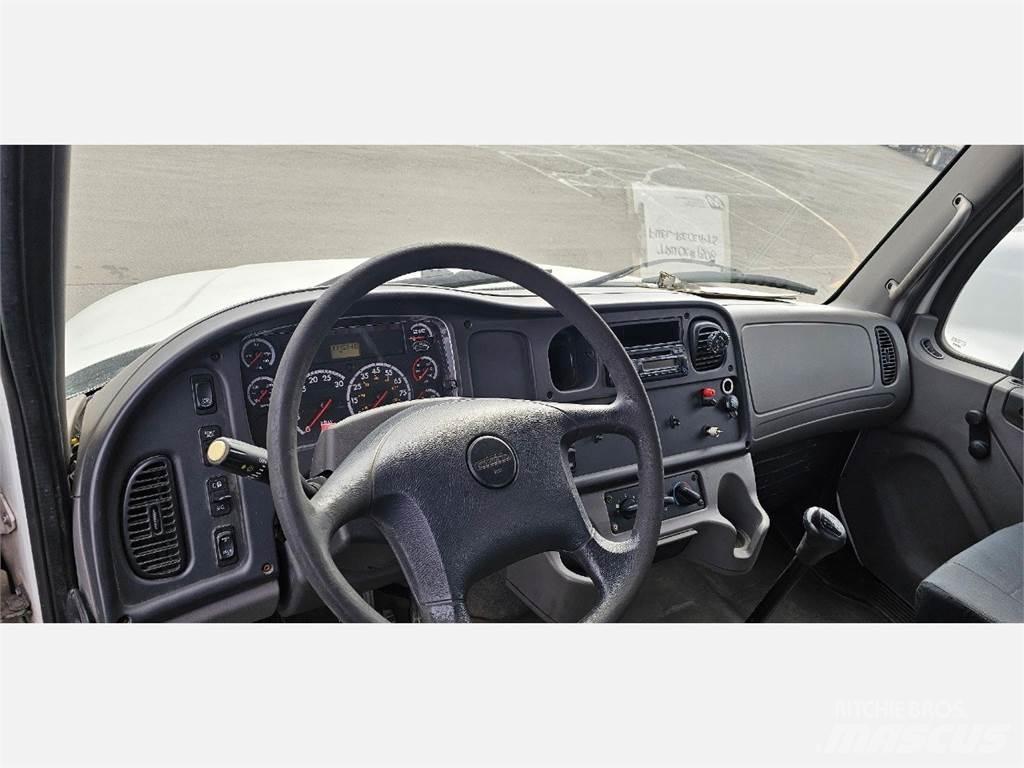 Freightliner M2 106 Camioane platforma/prelata