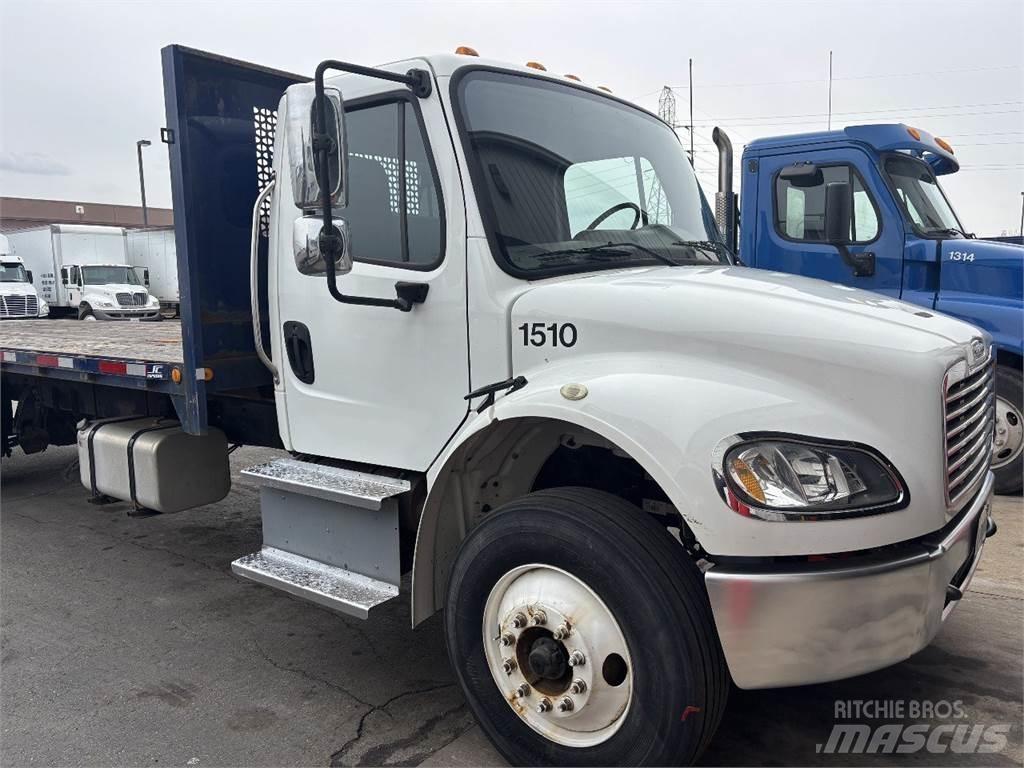 Freightliner M2 106 Camioane platforma/prelata