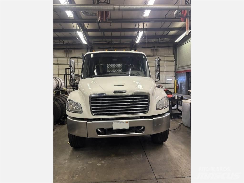 Freightliner M2 106 Camioane platforma/prelata