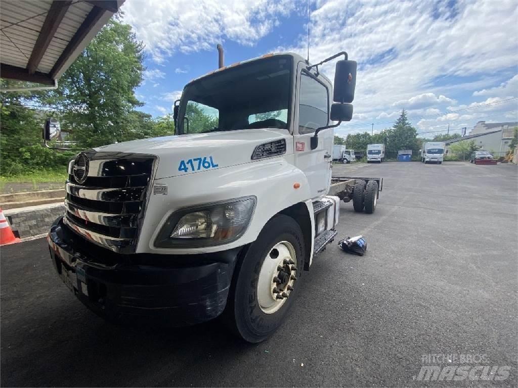 Hino 338 Camion cabina sasiu