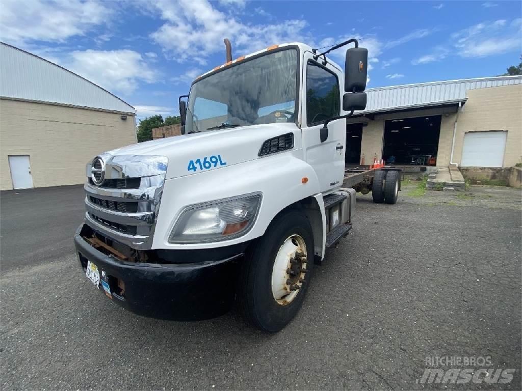 Hino 338 Camion cabina sasiu