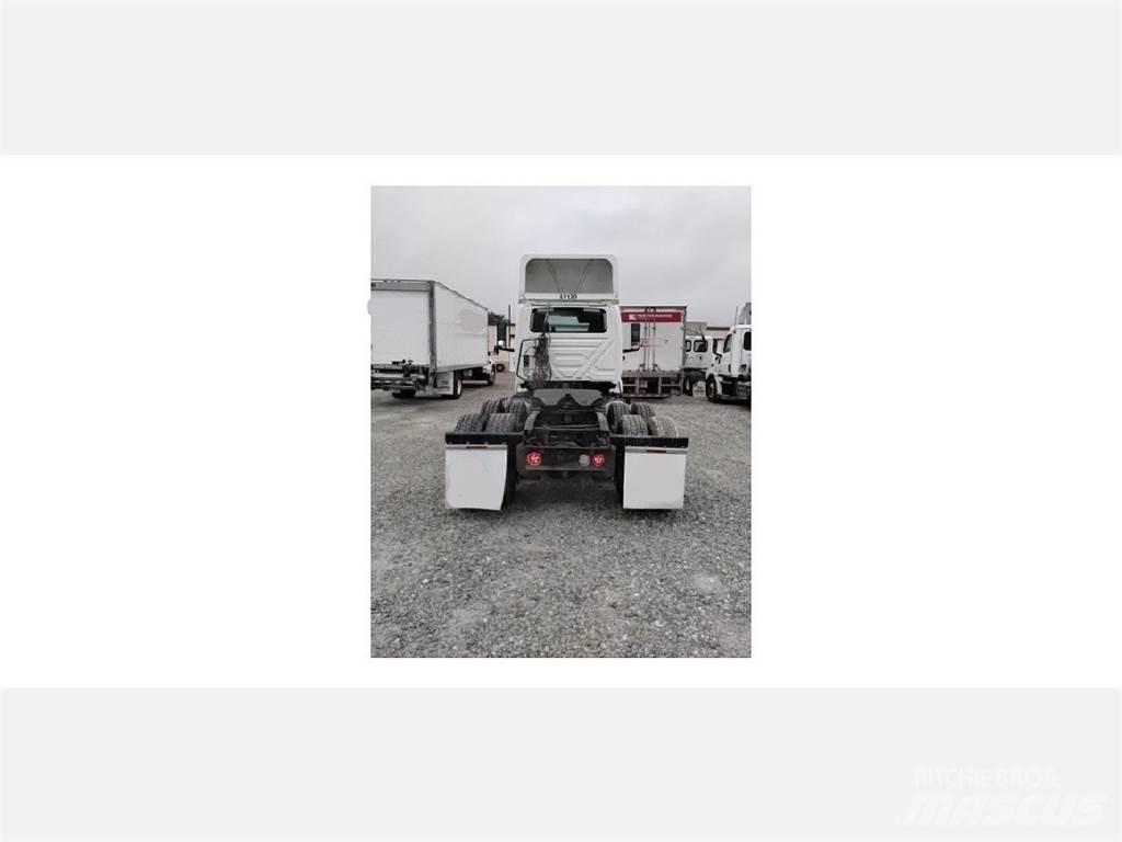International LT Autotractoare