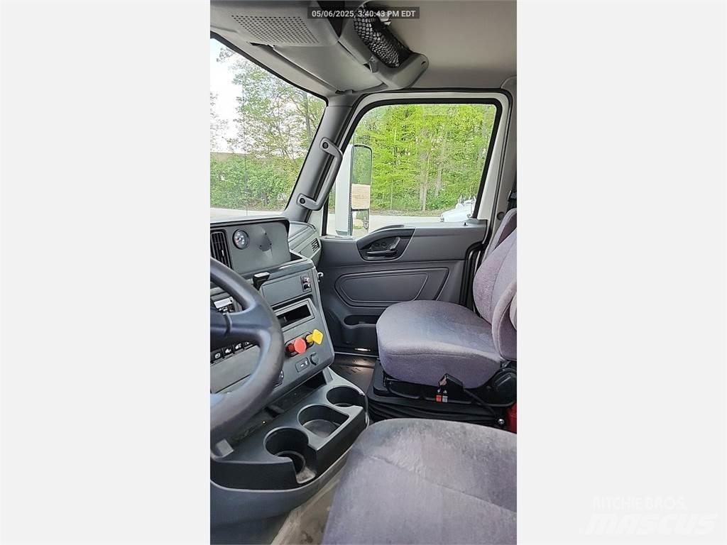 International LT Autotractoare