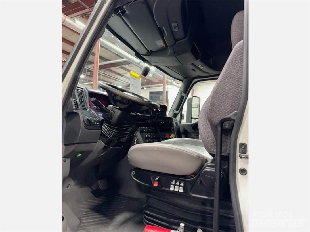 International LT Autotractoare