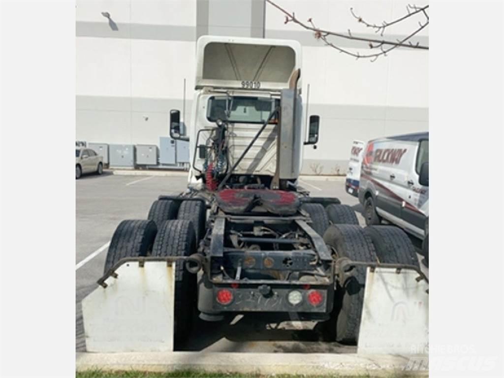 International LT Autotractoare