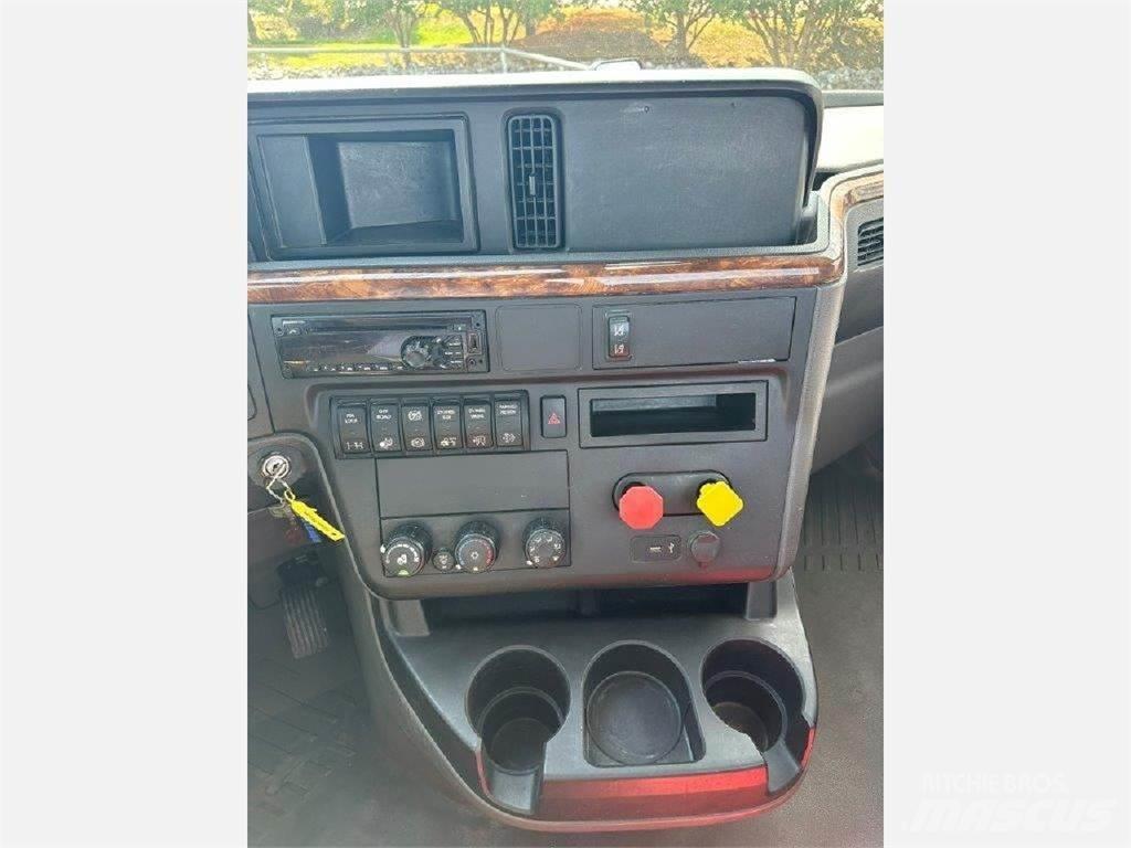 International LT Autotractoare