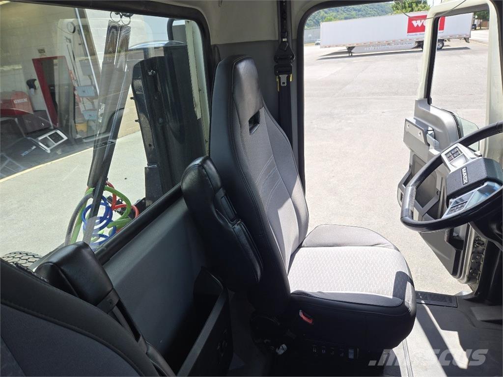 Mack AN64T Autotractoare