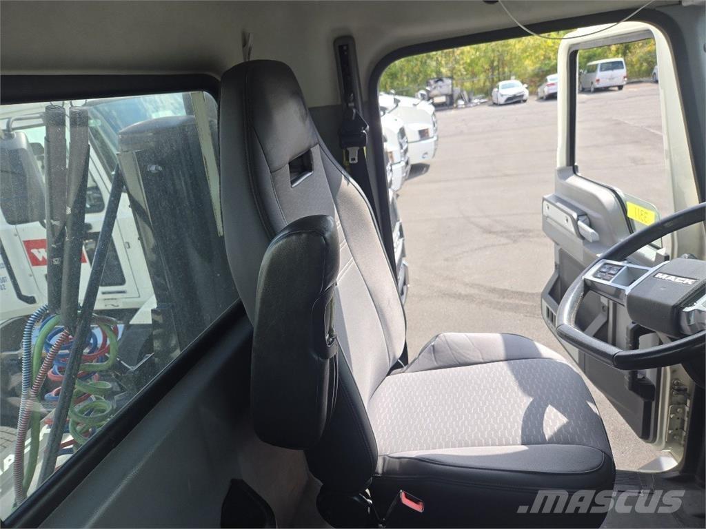 Mack AN64T Autotractoare