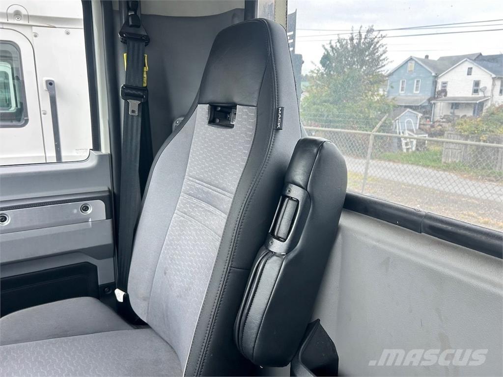 Mack AN64T Autotractoare