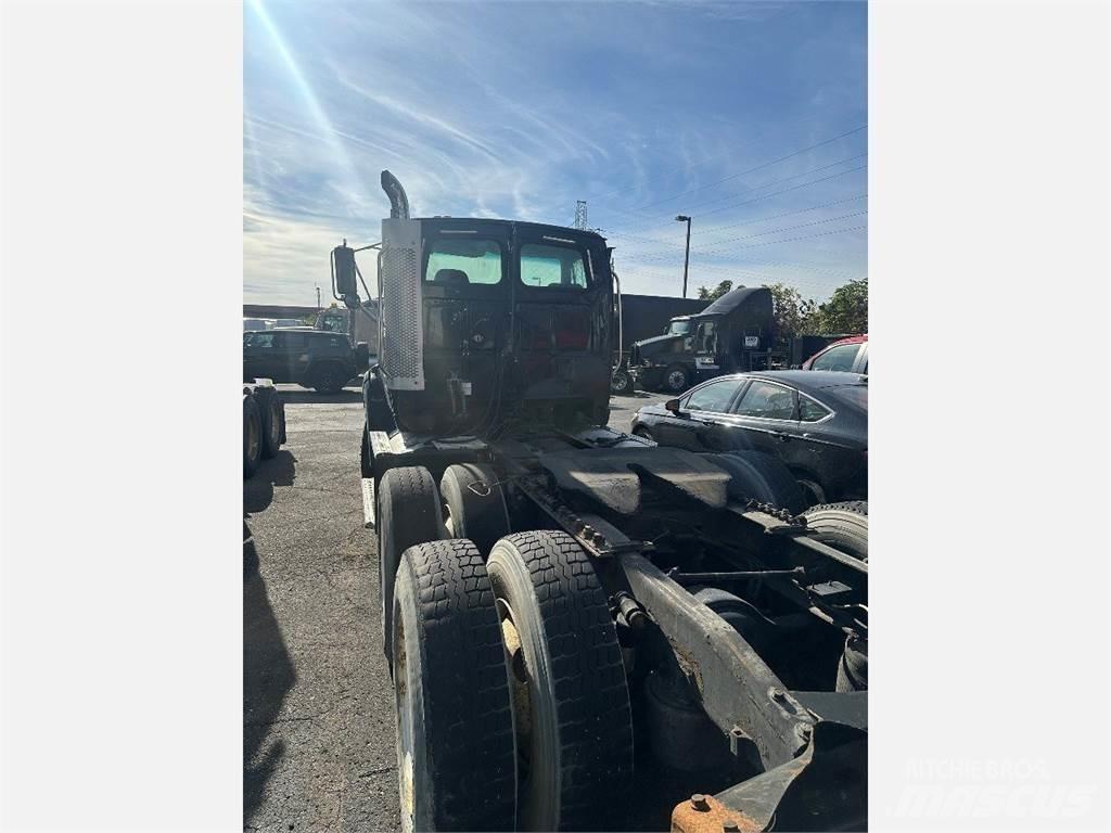 Sterling A9500 Autotractoare