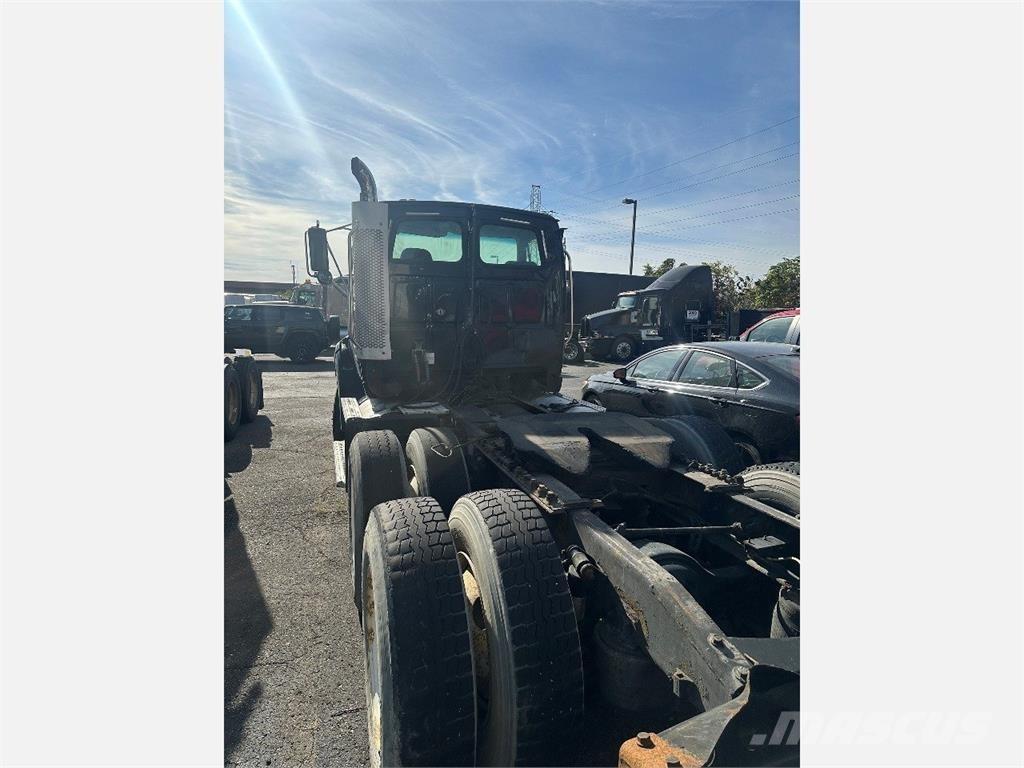 Sterling A9500 Autotractoare