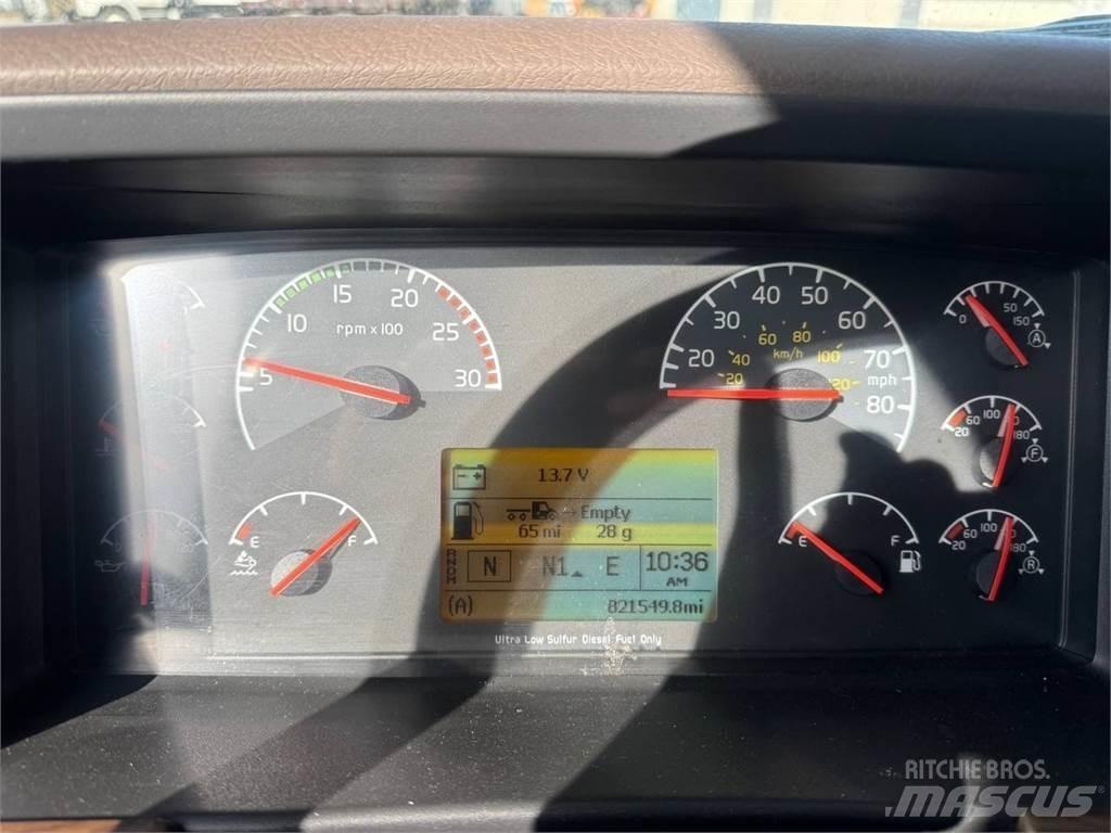 Volvo VNL670 Autotractoare