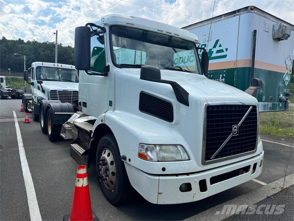 Volvo VNM64T200 Autotractoare